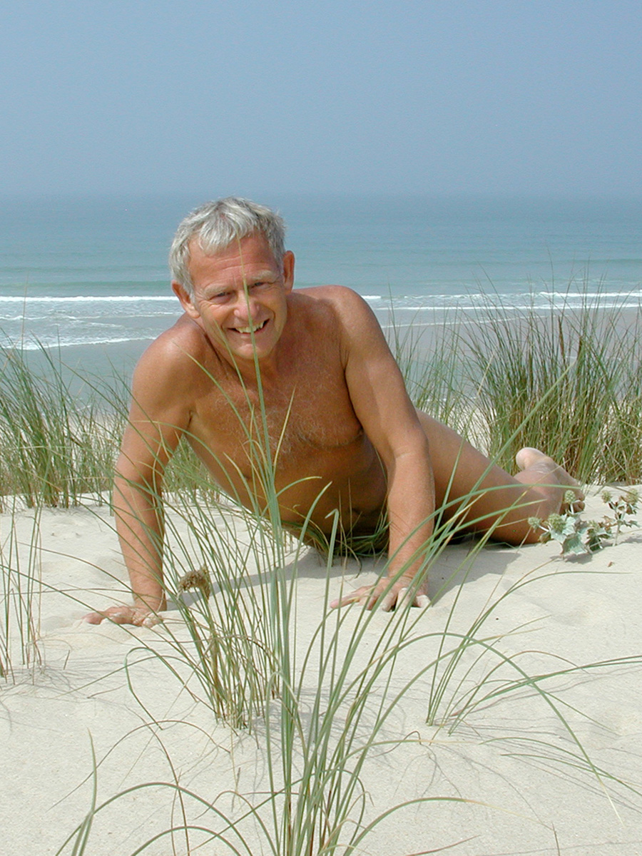 Nudismus - nackter Mann in freier Natur - Centre Helio Marin Montalivet